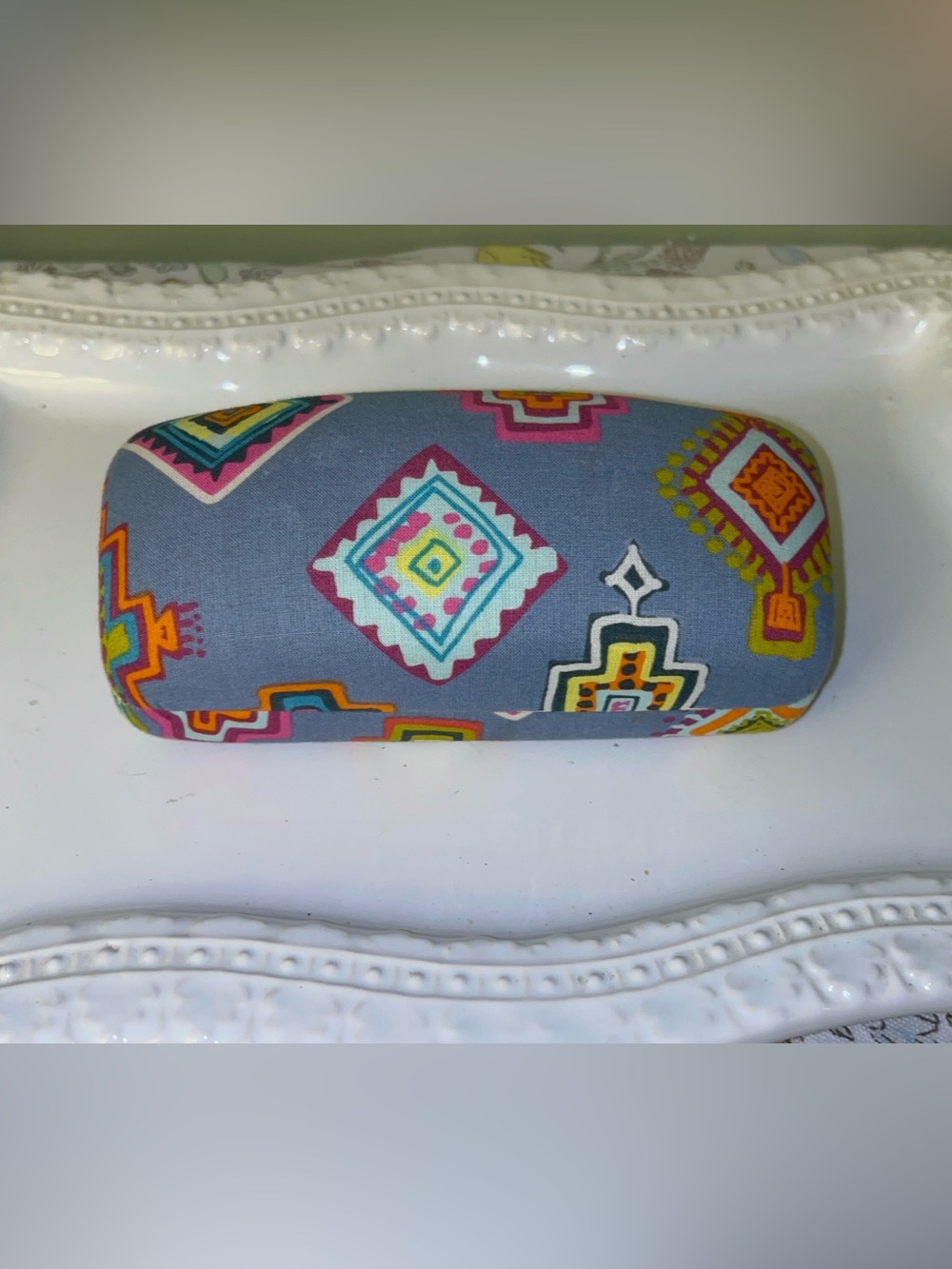 Vera Bradley "Mini Medallions"/Painted Medallions" hard clamshell eyeglass case